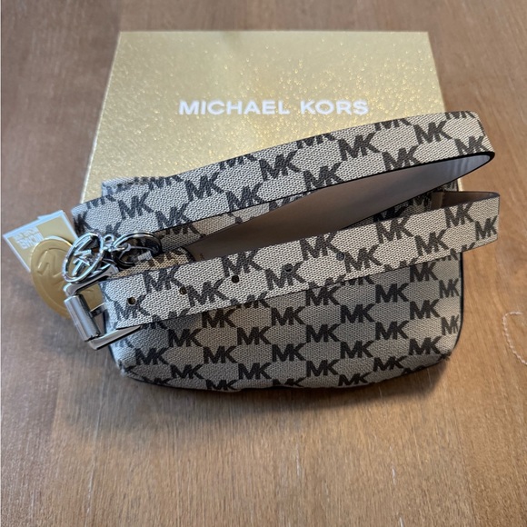 Women’s Michael Kors Adjustable Logo Belt Bag - Picture 4 of 7